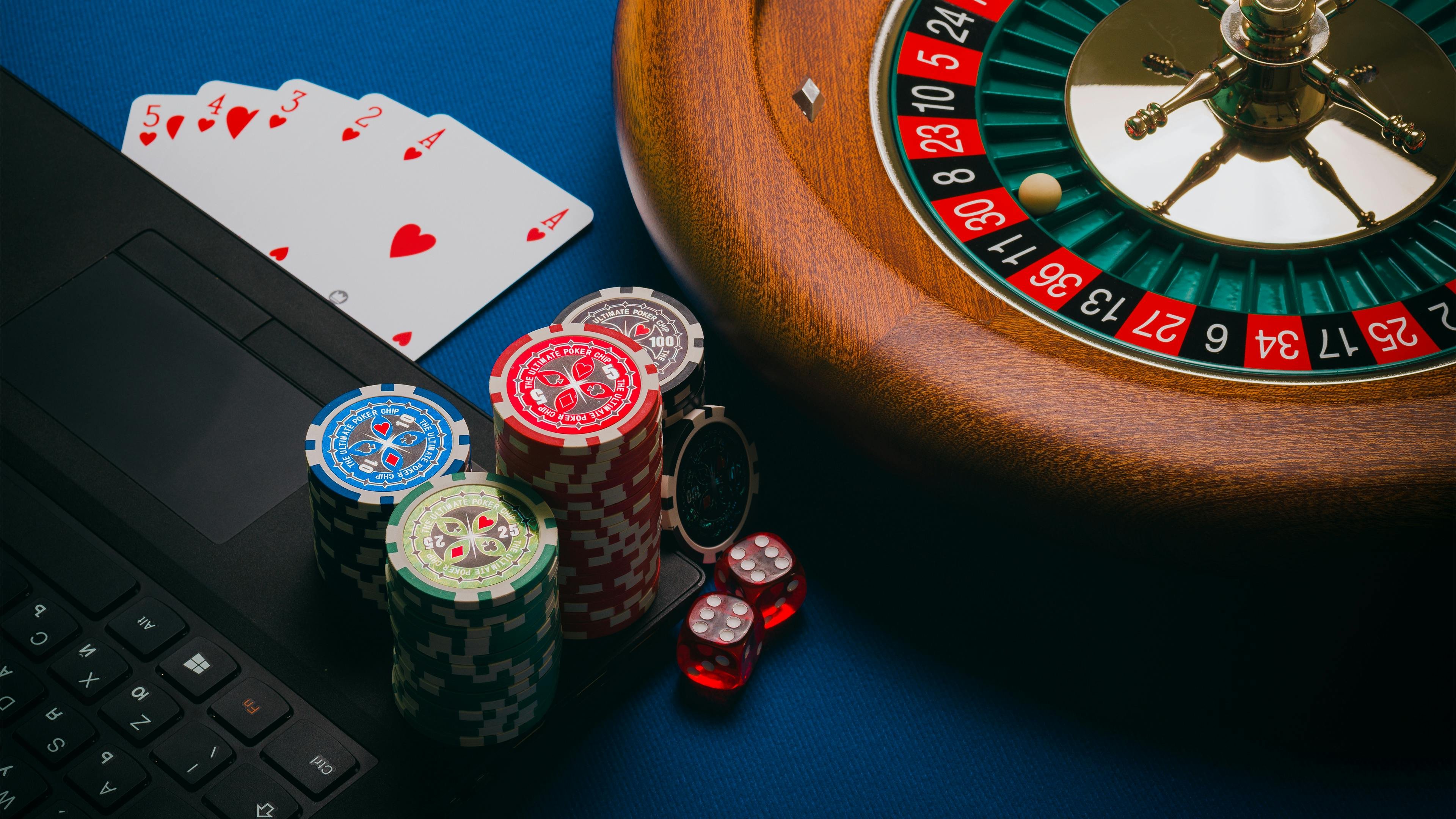 Ilustrasi keamanan data dan kontrol privasi saat login pengguna mpo8